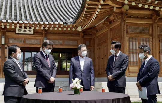 문재인 대통령이 21일 오세훈 서울시장과 박형준 부산시장을 청와대 상춘재로 불러 오찬했다. 왼쪽부터 유영민 청와대 비서실장, 박 시장, 문 대통령, 오 시장, 이철희 청와대 정무수석. 청와대 제공.